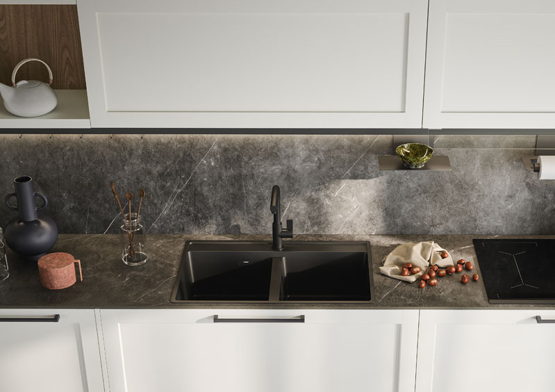 Cucina Clio di Prima Cucine con top e schienale in gres imperiale venato.