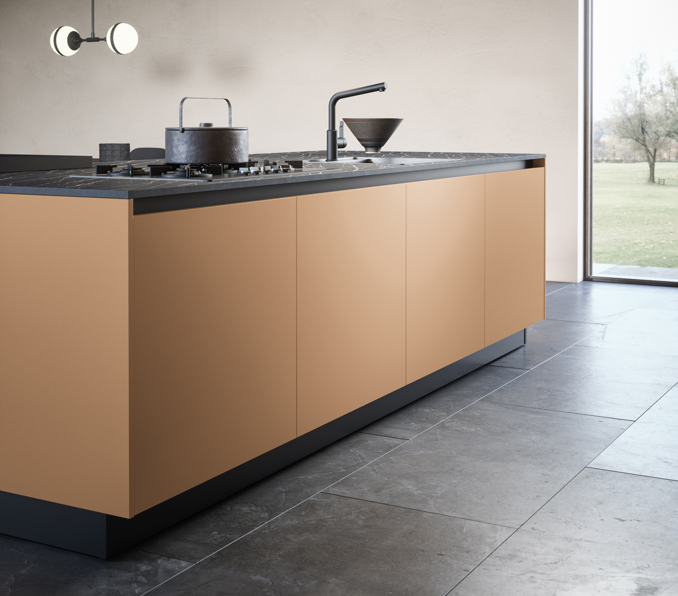 Luce: cucina laccata con isola opaco pesca. Top in gres nero dorato.